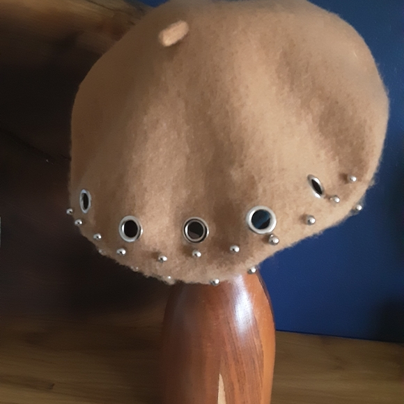 TAN METAL EMBELLISHED BERET - Picture 2 of 3
